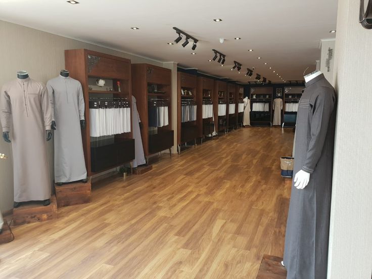Au cœur de la boutique — les tissus et les silhouettes.